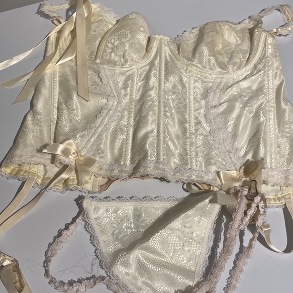 Shirley of Hollywood Bustier Corset with garter clips and matching panties - Picture 2 of 6